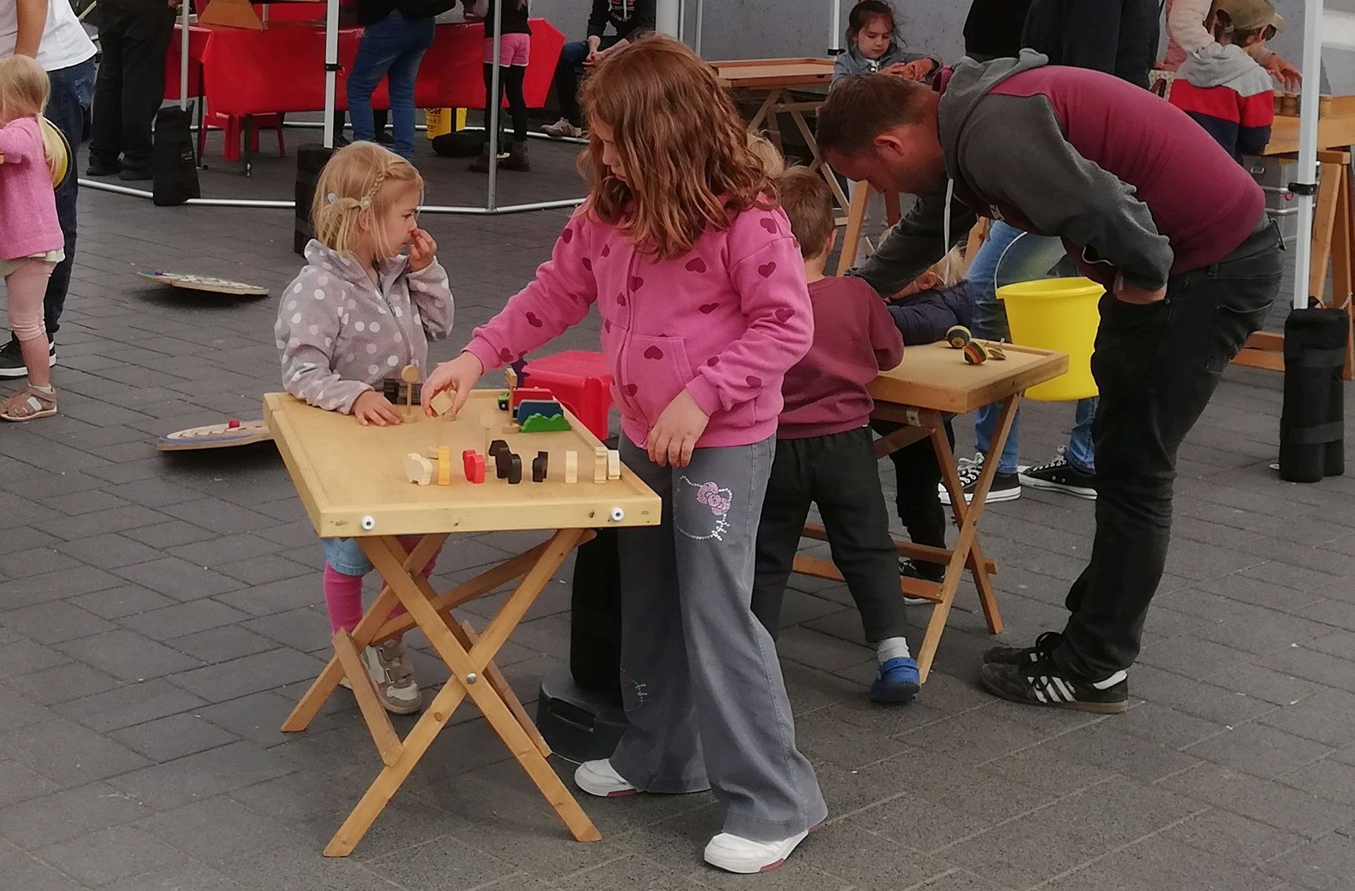 Spieltisch für Kleinkinder auf der Kinderanimation der Autoschau Rutesheim